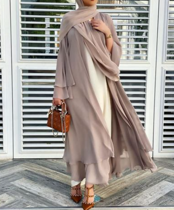 Gamis dengan potongan modern dan paduan warna kontras